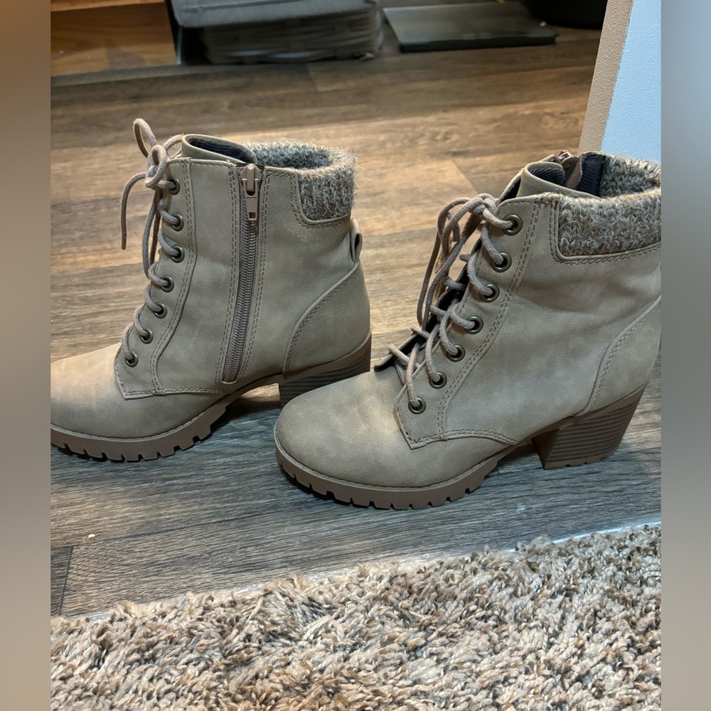 Boots - Picture 3 of 6